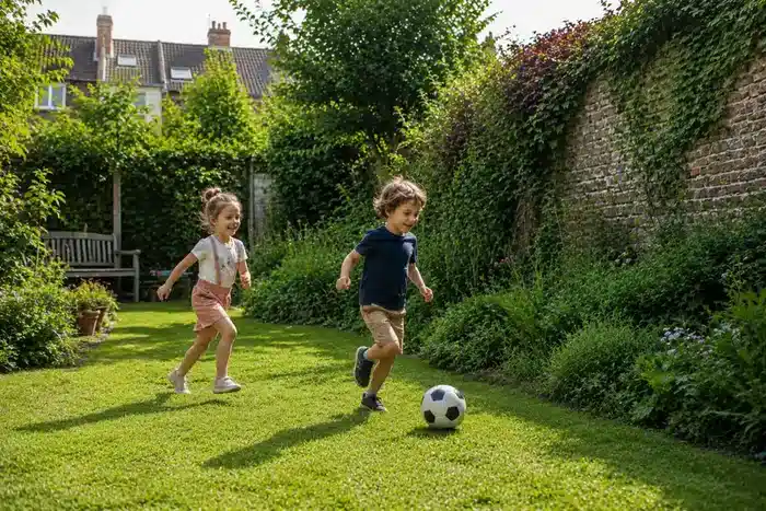 Enfants jouant in un Garten résidentiel