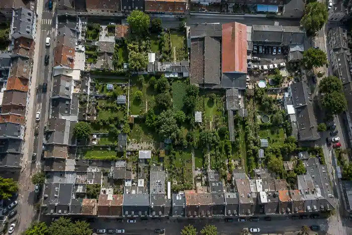 Vue aérienne de jardins urbains et habitations anciennes