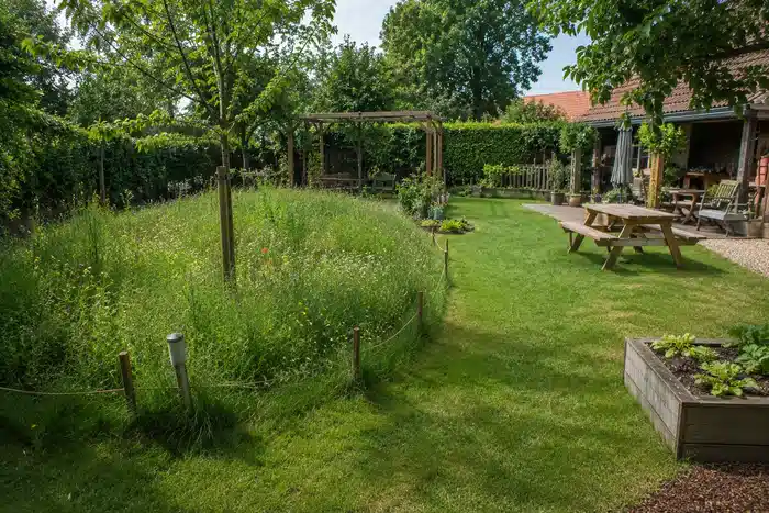 Jardin familial avec une zone végétalisée non cultivée et une zone de vie séparée
