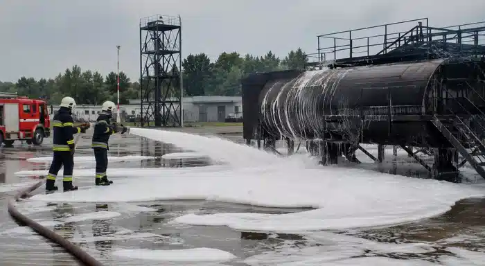Entraînement incendie industriel avec mousse blanche au sol