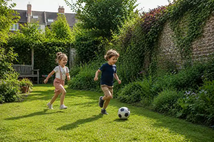 Enfants jouant dans un jardin résidentiel