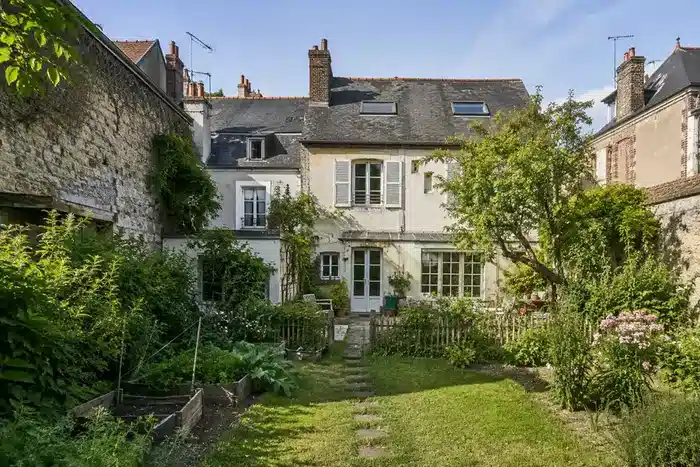 Oud huis, ophogingen en verontreinigde bodem