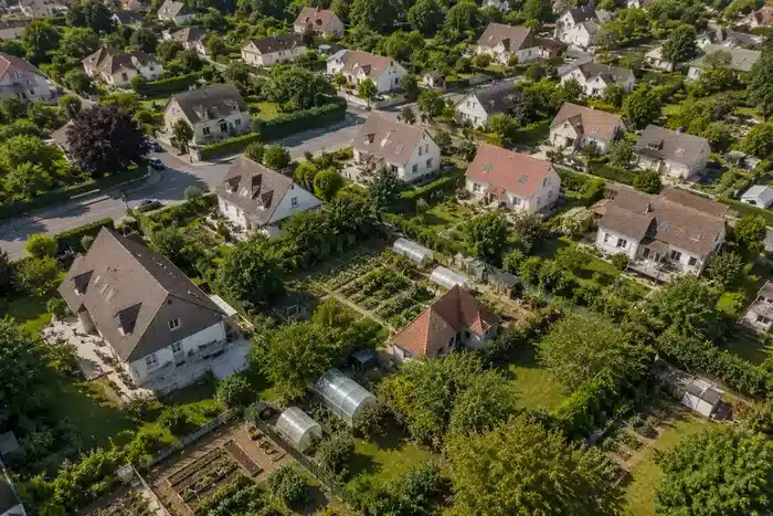 Vue aériende quartier résidentiel met tuinen en moestuinen